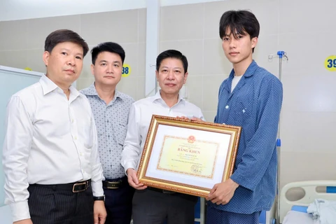 Đại diện Bộ Giáo dục và Đào tạo thăm hỏi, trao Bằng khen của Quyền Bộ trưởng Giáo dục và Đào tạo Hoàng Minh Sơn tới sinh viên Nguyễn Lê Tú (ngoài cùng bên phải ảnh). 