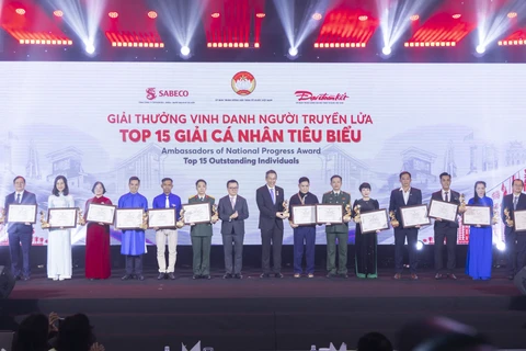 Trao giải "Vinh danh người truyền lửa" cho 15 cá nhân xuất sắc.