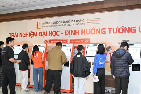 Thí sinh tham dự Đánh giá tư duy năm 2026 thực hiện thủ tục kiểm tra thông tin cá nhân tự động trước khi vào phòng thi. 