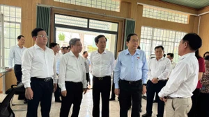 Chủ tịch Quốc hội và lãnh đạo Thành phố Cần Thơ đi thị sát, kiểm tra mô hình dịch vụ công tại xã Vị Thủy.