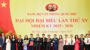 Bí thư Đảng ủy Quốc hội, Chủ tịch Quốc hội Trần Thanh Mẫn trao quyết định, chúc mừng Ban Chấp hành Đảng bộ Văn phòng Quốc hội, nhiệm kỳ 2025-2030. (Ảnh: DUY LINH)