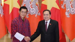 Chủ tịch Quốc hội Trần Thanh Mẫn và Quốc vương Bhutan Jigme Khesar Namgyel Wangchuck. (Ảnh Duy Linh)