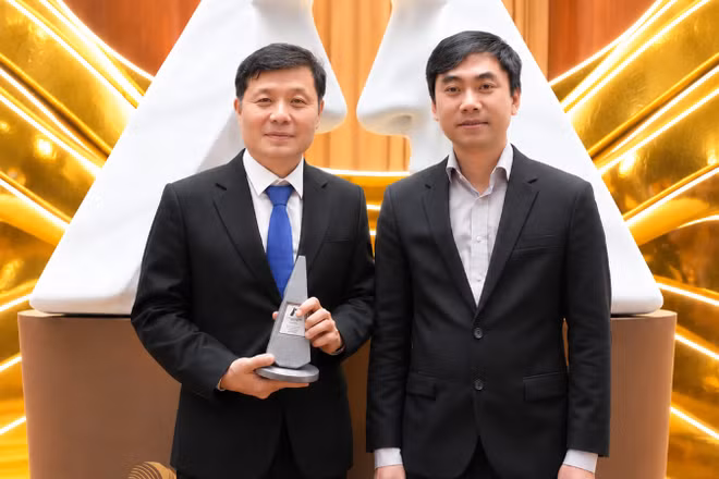Giáo sư Vũ Hà Văn (bên trái) và Tiến sĩ Võ Sỹ Nam là hai tác giả chính của bài báo.