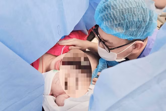 Gia đình sản phụ hạnh phúc chào đón con. 