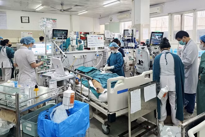 Bệnh nhân nằm cấp cứu tại Bệnh viện Bạch Mai. 