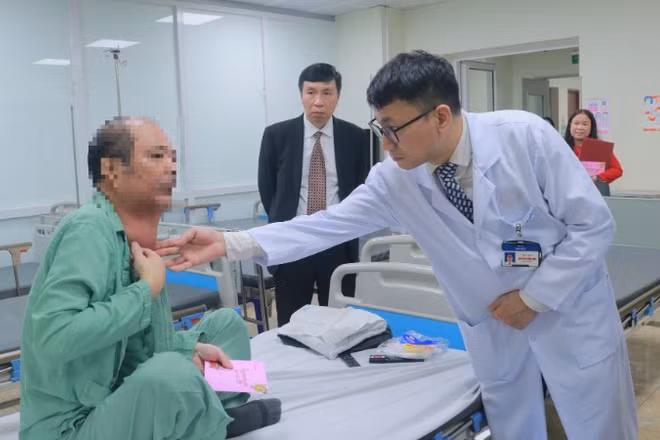 Tiến sĩ, bác sĩ Nguyễn Công Hựu, Giám đốc Bệnh viện E thăm hỏi người bệnh vào đêm giao thừa.