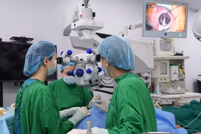 Ê-kíp thầy thuốc thực hiện ghép giác mạc cho người bệnh. 
