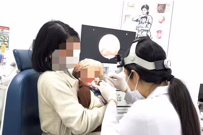 Bệnh nhi là bé trai A.Q, 12 tháng tuổi, ở Hà Nội, bị hóc một chiếc ghim tất bằng kim loại vào vùng họng miệng bên phải, phía sau khoang miệng.