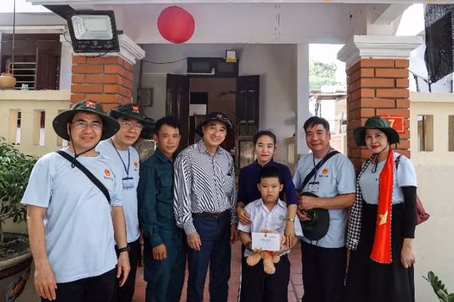 Thứ trưởng Y tế Trần Văn Thuấn tặng quà cho người dân.