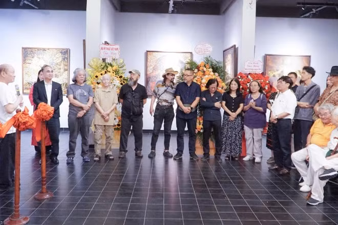 Lễ khai mạc Triển lãm Mỹ thuật song hành mang tên "Cùng một chặng đường" của 2 họa sĩ gạo cội Lê Văn Thìn và Trần Luân Tín.