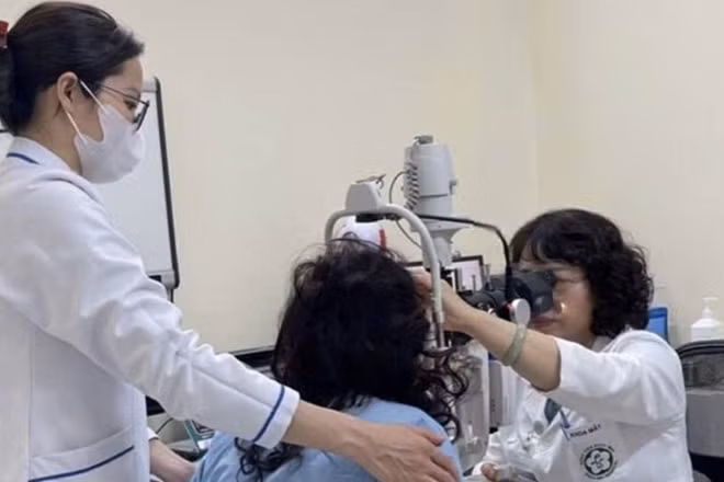 Bác sĩ chuyên khoa Mắt - Bệnh viện Bạch Mai thăm khám cho người bệnh.