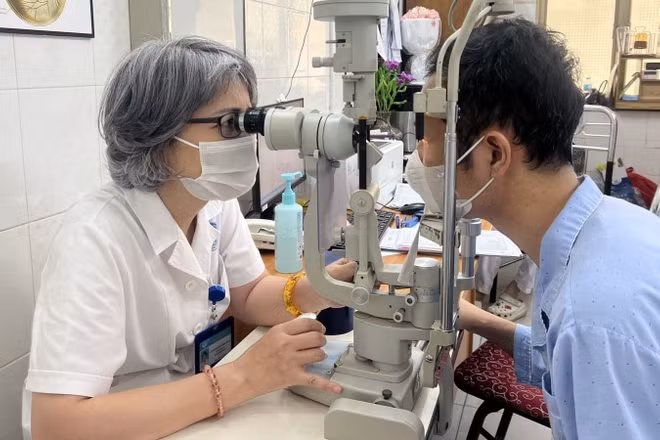 Tiến sĩ, bác sĩ Thẩm Trương Khánh Vân, Trưởng Khoa Chấn thương kiểm tra lại mắt bệnh nhân H. trước khi chỉ định phẫu thuật hạ nhãn áp.