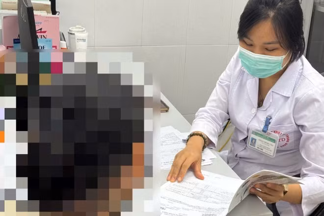 Bác sĩ khám, tư vấn cho bệnh nhân.