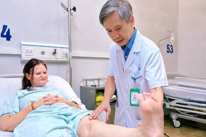 Phó Giáo sư, Tiến sĩ Nguyễn Mạnh Khánh, Phó Giám đốc Bệnh viện Hữu nghị Việt Đức, Trưởng khoa Chấn thương chỉnh hình 1 khám lại cho bệnh nhân.