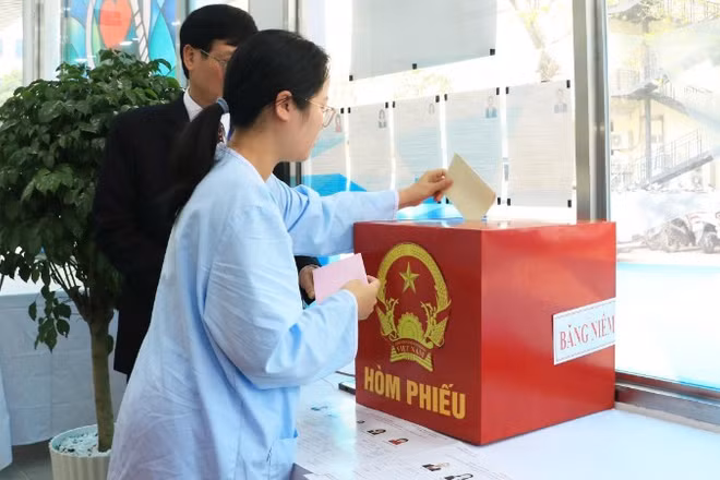 Người bệnh bỏ phiếu tại bệnh viện.