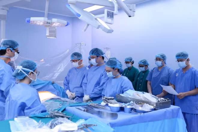 Các bác sĩ tri ân nghĩa cử cao đẹp của người hiến tạng.