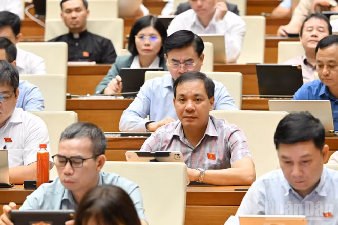 Quốc hội thảo luận tại hội trường sáng 10/8. (Ảnh: THỦY NGUYÊN)