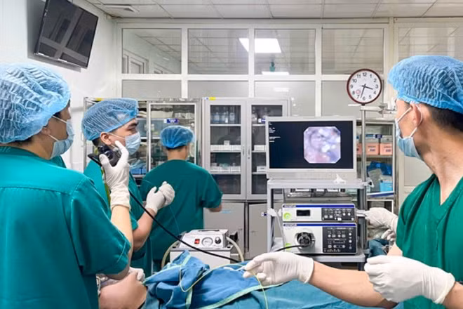 Các bác sĩ áp dụng kỹ thuật nội soi ống cứng kết hợp laser đối với trường hợp dị vật đường thở khó.