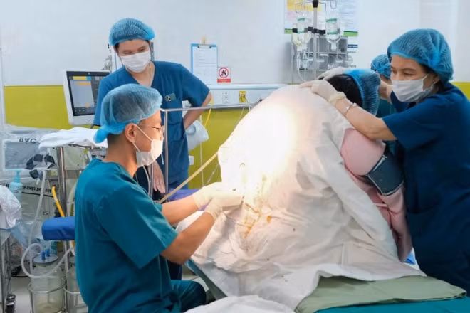 Sản phụ nặng 140kg mắc tiền sản giật nặng.