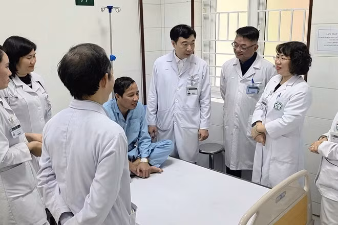 Các bác sĩ Khoa Mắt và phòng Viêm gan Virus hội chẩn trước khi bệnh nhân xuất viện.
