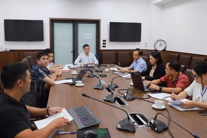 Tiến sĩ, bác sĩ Hà Anh Đức, Cục trưởng Cục Quản lý Khám, chữa bệnh chủ trì cuộc họp. 