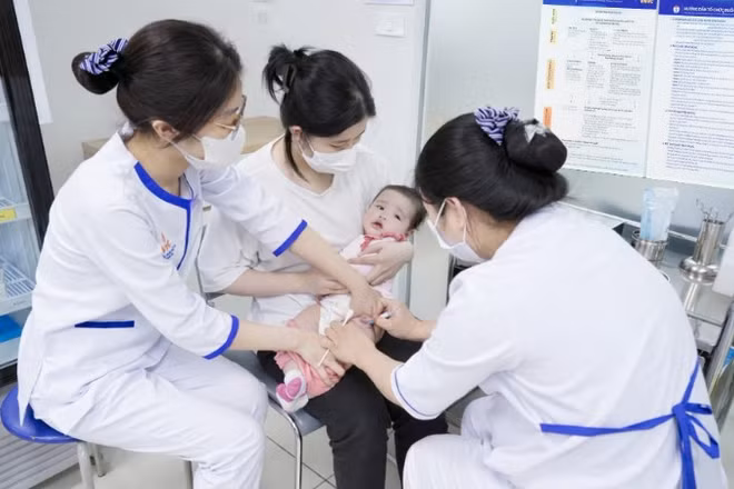 Gia tăng trẻ được gia đình đưa đi tiêm phòng viêm não mô cầu. 