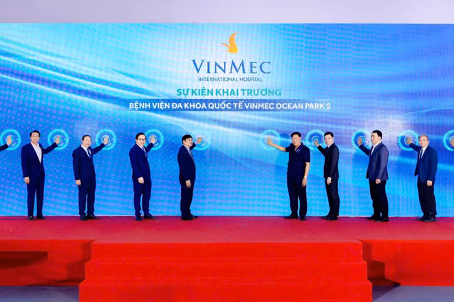 Các đại biểu nhấn nút khai trương bệnh viện Vinmec Ocean Park 2.
