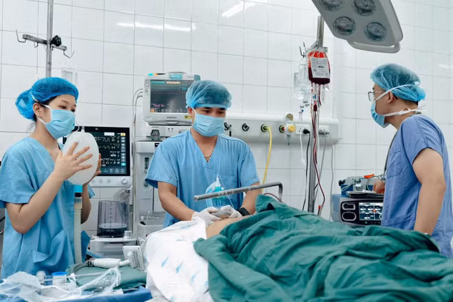 Người bệnh D.D.M (54 tuổi, Thái Nguyên) nhập viện trong tình trạng gãy hở độ IIIA xương cánh tay trái và hai xương cẳng tay trái.