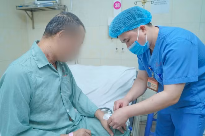 Bác sĩ thăm khám cho người bệnh trước khi ra viện. 