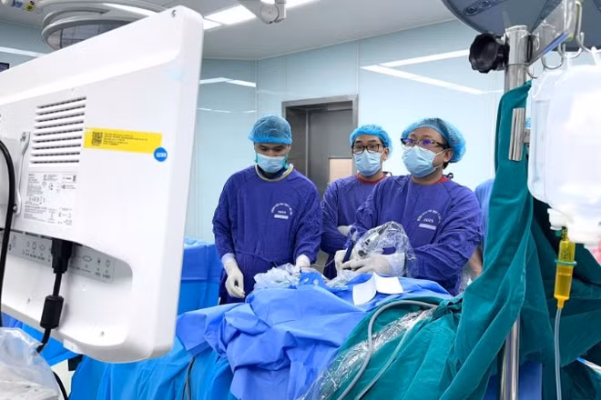 Bác sĩ Nguyễn Vũ can thiệp cho bệnh nhân. 