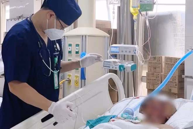 Bệnh nhân N.H.T (31 tuổi, Hưng Yên) tại phòng Hồi sức tích cực 2, Trung tâm Gây mê và Hồi sức ngoại khoa, Bệnh viện Hữu nghị Việt Đức.