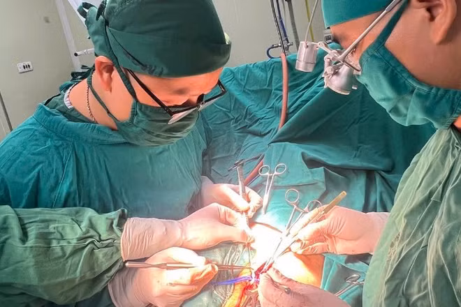 Bác sĩ phẫu thuật cho người bệnh. 