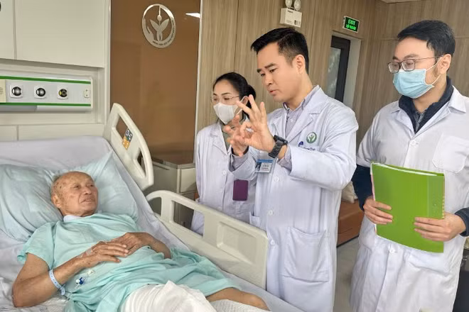 Thầy thuốc ưu tú, Tiến sĩ, bác sĩ Vũ Trung Trực, Phó Trưởng khoa Phẫu thuật Hàm mặt, Tạo hình-Thẩm mỹ thăm khám người bệnh.