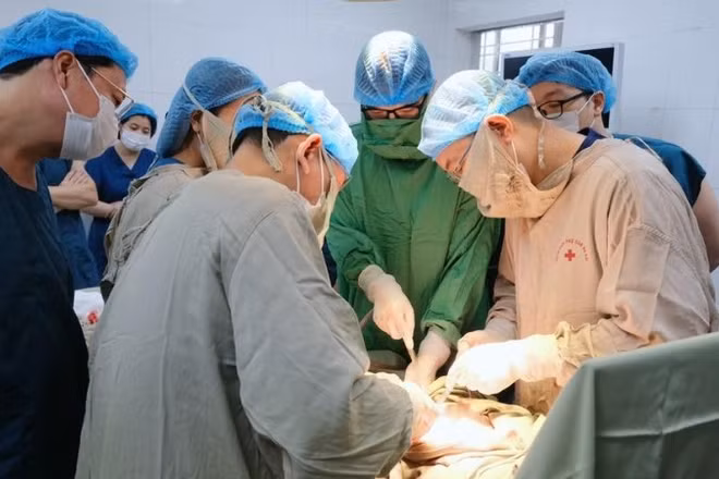 Các bác sĩ tiến hành phẫu thuật lấy thai và loại bỏ khối u cho sản phụ. 