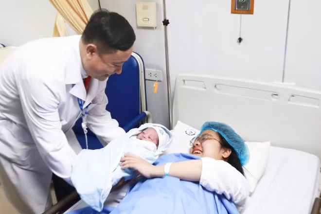 Phó Giáo sư, Tiến sĩ Vũ Văn Du – Phó Giám đốc Bệnh viện Phụ sản Trung ương chúc mừng sản phụ.