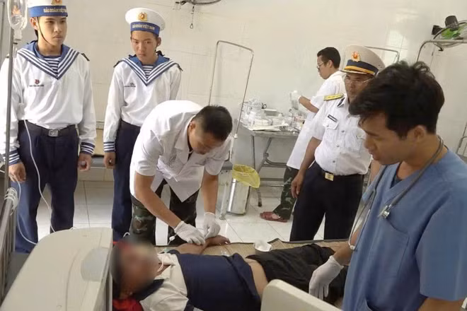 Các bác sĩ, điều dưỡng tại Bệnh xá đảo Song Tử Tây cấp cứu cho bệnh nhân.