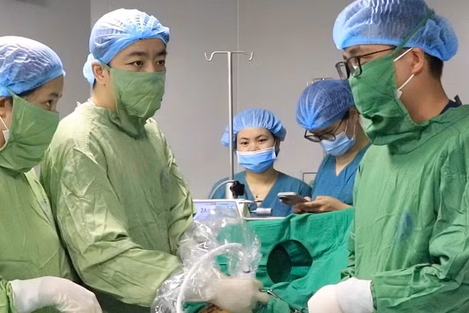 Ê-kíp tiến hành kỹ thuật dẫn lưu màng phổi thai nhi trong buồng tử cung. 