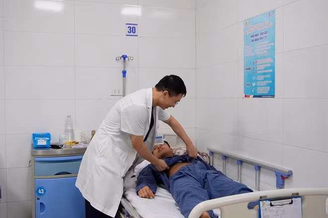 Bác sĩ thăm khám cho bệnh nhân sau điều trị.