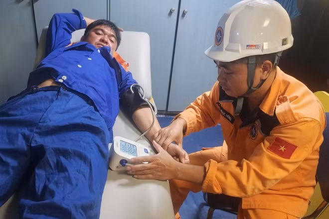 Thăm khám sức khỏe sơ bộ cho thuyền viên tàu bị chìm. 