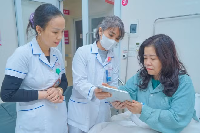 Bệnh nhân có thể xem hồ sơ bệnh án của mình bằng các thiết bị điện tử ngay tại giường bệnh.