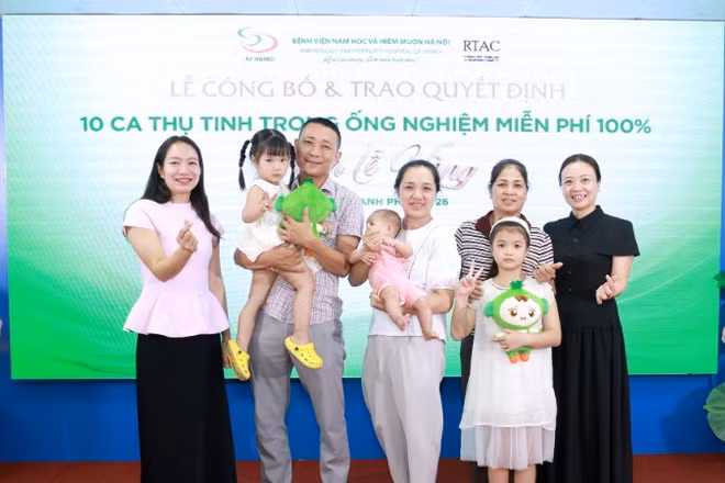 Gia đình chị Nguyễn Thị Trang và anh Phạm Anh Tuấn (Ninh Bình) – những người từng nhận gói hỗ trợ IVF miễn phí 100% năm 2019.