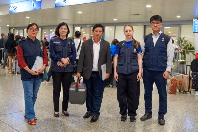 Thuốc giải độc botulinum ngay lập tức được bàn giao cho đại diện của Sở Y tế Đà Nẵng. Bác sĩ Phạm Hồng Hà, Phó Trưởng phòng Quản lý Dược, người đã chờ sẵn tại sân bay Nội Bài cùng nhóm WHO Việt Nam. Sau đó, thuốc giải độc được vận chuyển nhanh nhất đến bệnh viện ở Đà Nẵng.