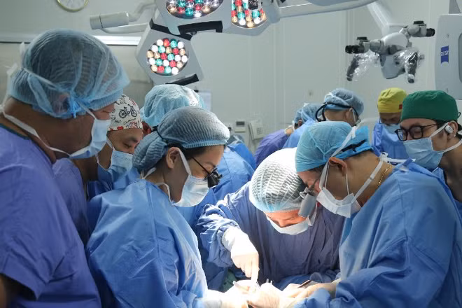 Các bác sĩ tiến hành ca ghép cho bệnh nhân.