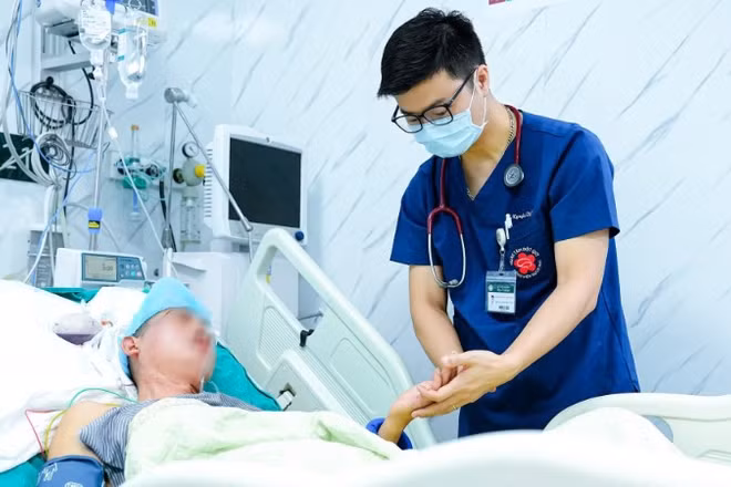 Bác sĩ chuyên khoa II Nguyễn Tiến Dũng - Phó Giám đốc Trung tâm Đột quỵ thăm khám cho người bệnh điều trị tại Trung tâm.