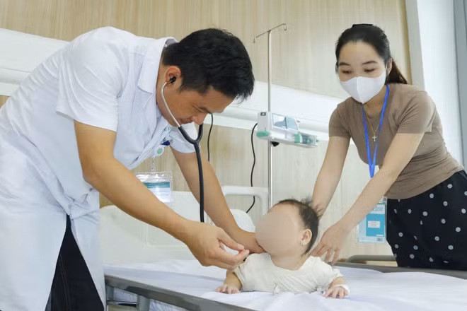 Bác sĩ chuyên khoa II Phạm Công Khắc thăm khám cho bệnh nhi. (Ảnh: Bệnh viện cung cấp)