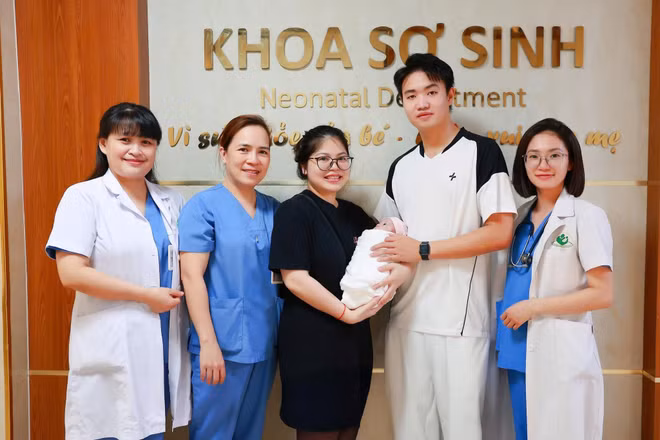 Sau 102 ngày chiến đấu không ngừng nghỉ, bé được xuất viện với cân nặng 2.400g, tự thở ổn định, phản xạ bú tốt và sức khỏe tiến triển tích cực.
