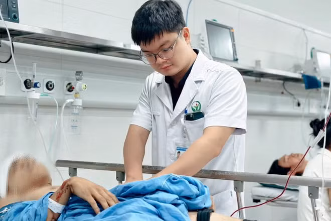 Bệnh nhân nằm cấp cứu tại Bệnh viện Hữu nghị Việt Đức.