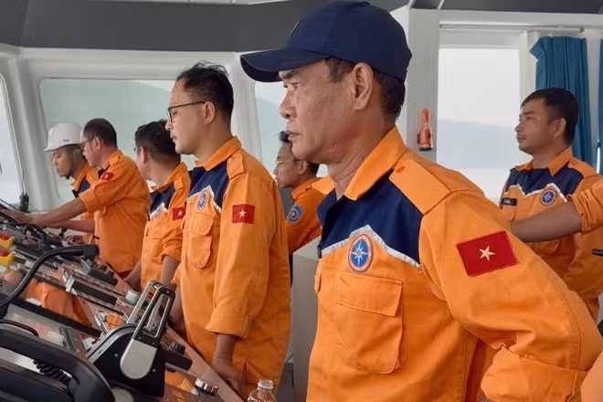 Tàu SAR 631 khẩn trương hành trình đến hiện trường để tìm kiếm cứu nạn.