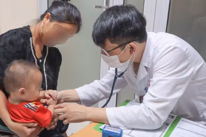 Các bác sĩ khám sàng lọc cho bệnh nhi. 
