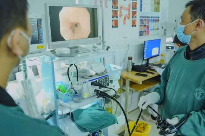 Nội soi cho bệnh nhân để phát hiện sớm bệnh lý. (Ảnh: BVCC)